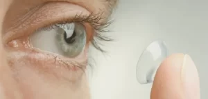 pessoa colocando lente de contato no olho
