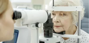 mulher idosa exame glaucoma